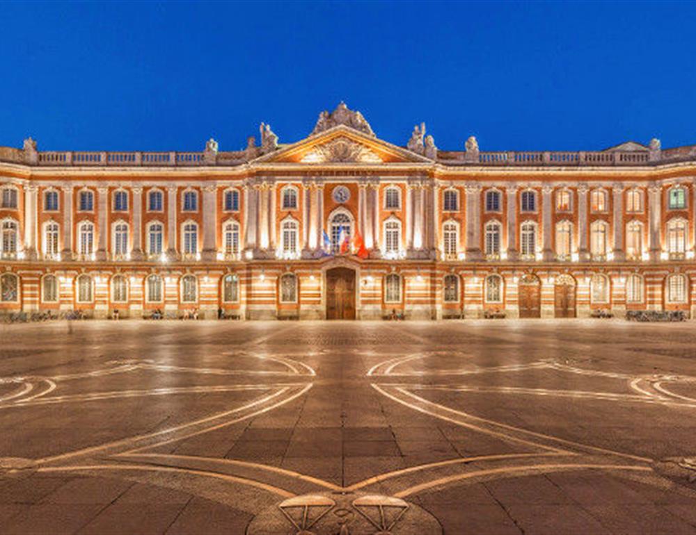 Place du Capitole de Toulouse, la ville rose à 1h30 de l'Hostellerie des Corbières