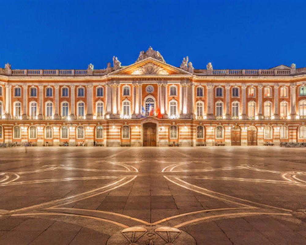 Place du Capitole de Toulouse, la ville rose à 1h30 de l'Hostellerie des Corbières
