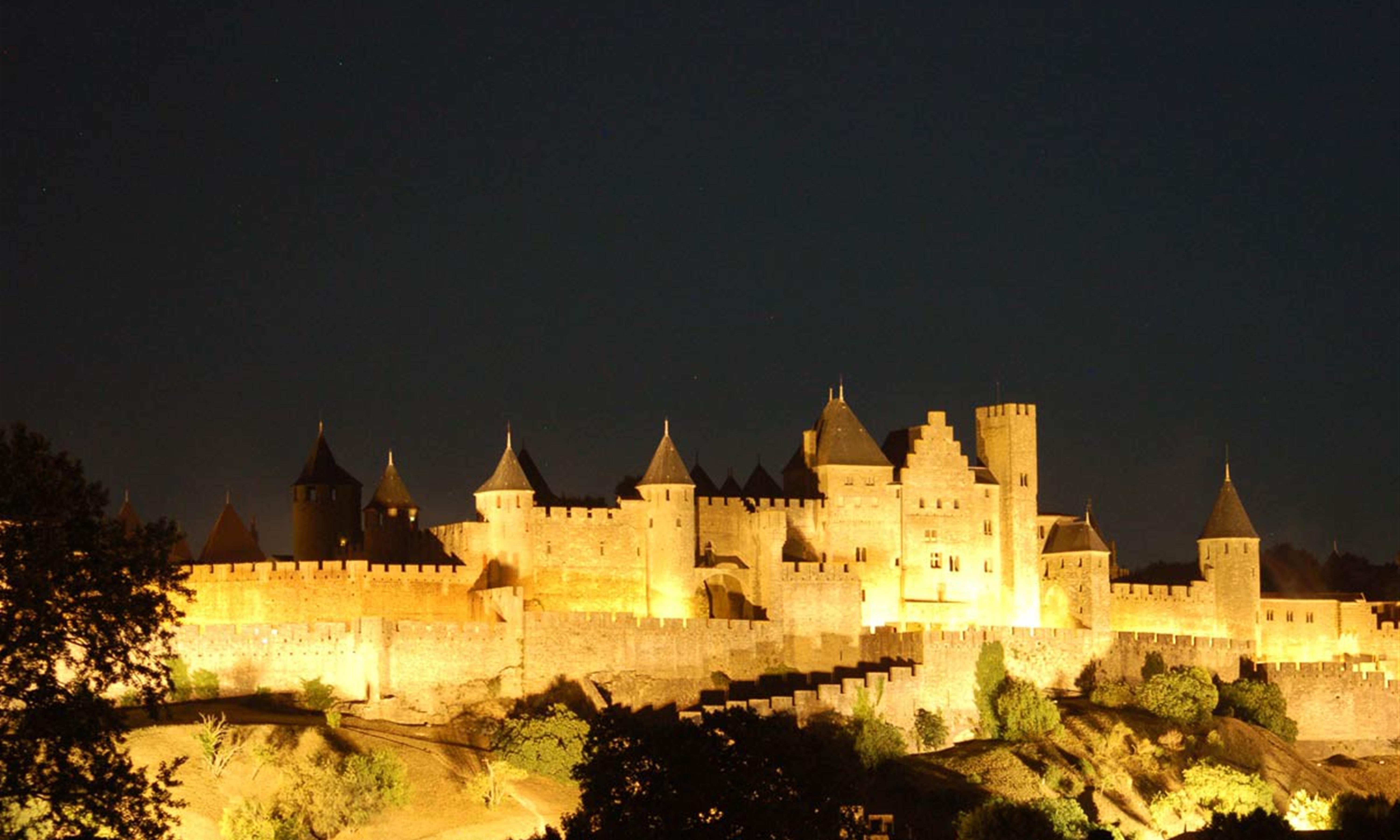 Carcassonne de nuit, près de l'Hostellerie des Corbières